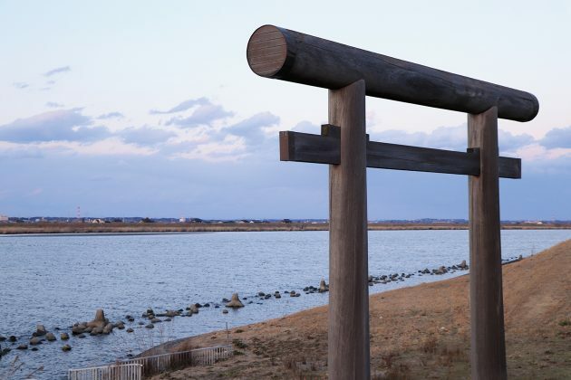 経津主大神が海路で上陸したとされる地に立つ津宮浜鳥居（つのみやはまとりい）。