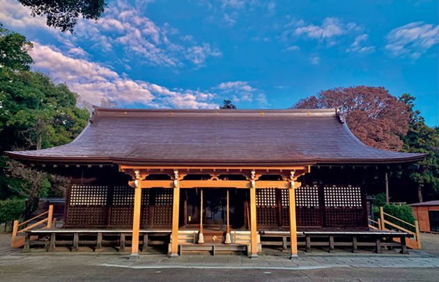 銅板葺の拝殿。この向かいに神楽殿、裏に本殿がある。