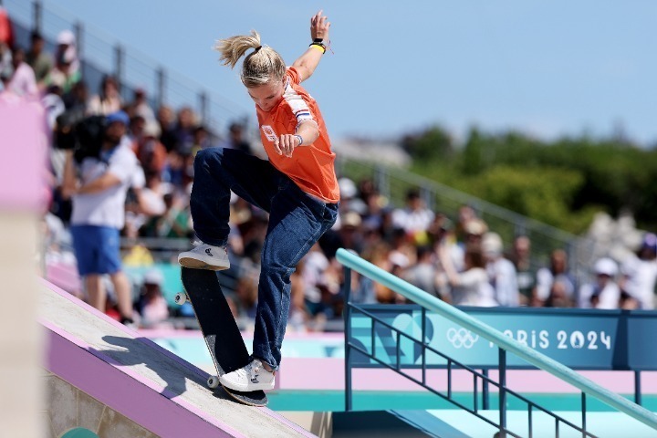 スケートボード・女子ストリートの予選はパリのコンコルド広場で開催中。写真はオランダ代表のロース・ズウェツロート選手。(C)Getty Images