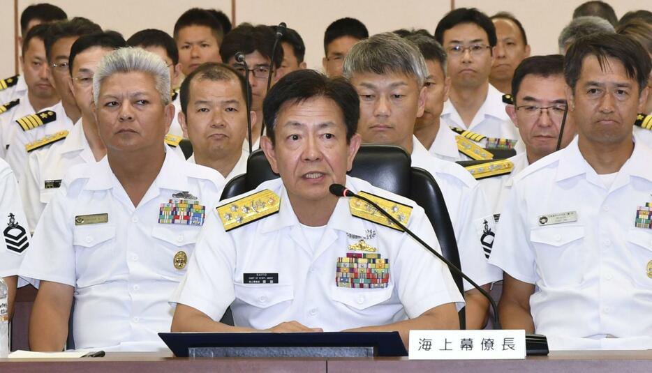 海上自衛隊の指揮官を集めた会議であいさつする斎藤聡海上幕僚長（手前）＝29日午後、防衛省