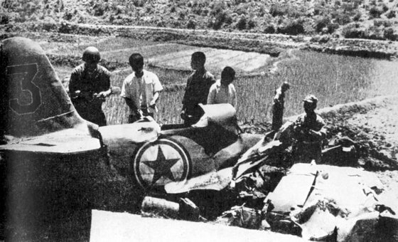 韓国戦争勃発から１２日目に撃墜されたＹａｋ戦闘機。ソ連の支援を偽装するため北朝鮮軍のマークを描いた。　［中央フォト］