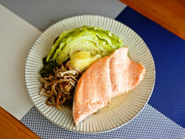 サーモンときゃべつ、きのこで作ってみたある日のエチュベ。サーモンの下味につけた塩だけでおいしくできあがるのに、最初は驚いた