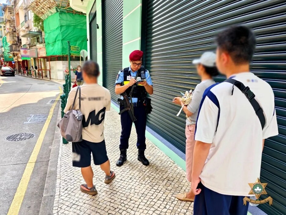 マカオ治安警察局が実施した歩行者の道路横断違反に対する取り締まりの様子＝マカオ半島・營地大街付近（写真：マカオ治安警察局）