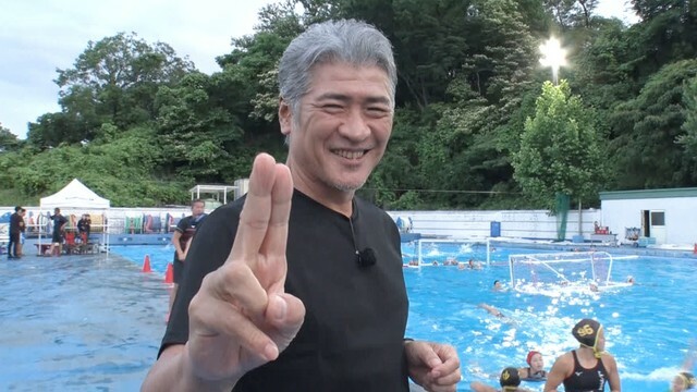 水球の練習に参加する吉川晃司さん