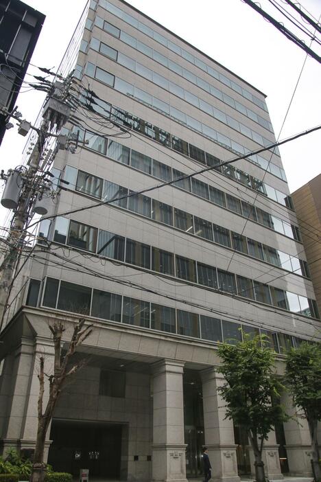 大阪市中央区の道修町にある塩野義製薬の本社ビル＝11日