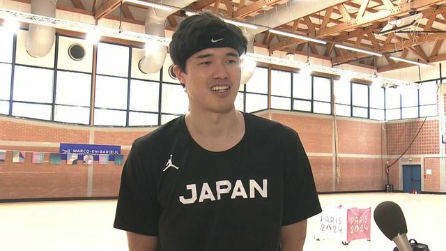 練習後、インタビューに答えた渡邊雄太選手