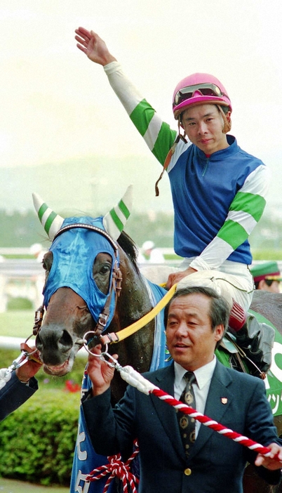93年七夕賞を制したツインターボと鞍上・中舘英二。笹倉師の姿も