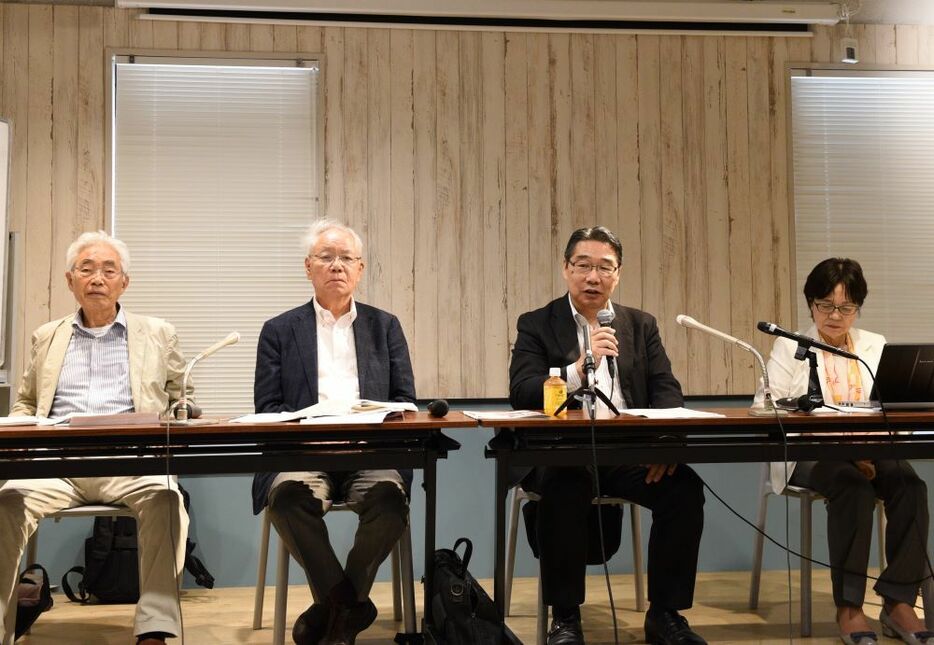 記者会見する（左から）梓澤和幸弁護士、阪口徳雄弁護士、前川喜平・元文部科学事務次官、杉浦ひとみ弁護士。（撮影／本田雅和）