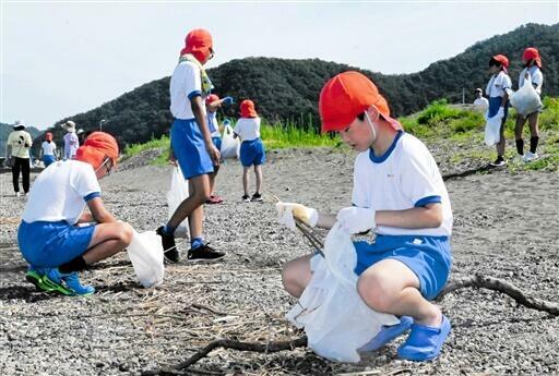 ごみ拾いに励む児童ら=27日、小浜市小松原の川西海岸