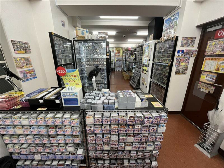 東京都豊島区のカード販売店（写真）でトレーディングカード「ポケモンカード」を盗んだとして、警視庁捜査３課は４日までに、窃盗の疑いで、住所不定、無職の高篠空容疑者（２２）ら３人を再逮捕した。