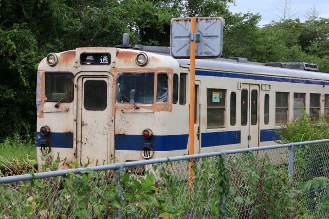 倒木と接触して破損し、テープなどで補修された車両＝１２日午後０時半、小林市北西方・ＪＲ西小林駅