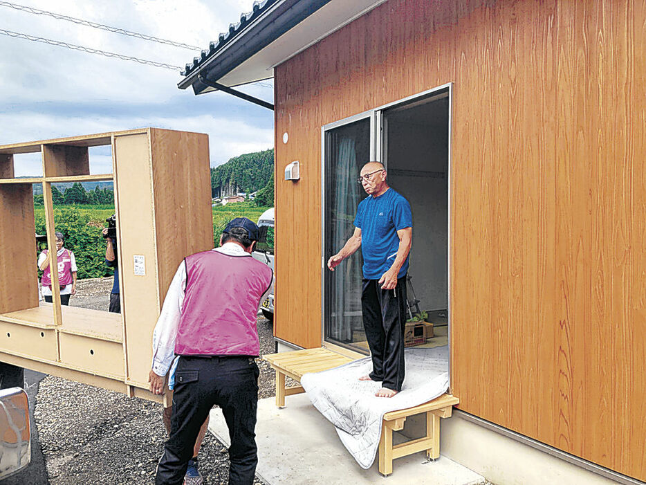 「石川モデル」の仮設住宅に家具を運び込む住民＝穴水町下唐川