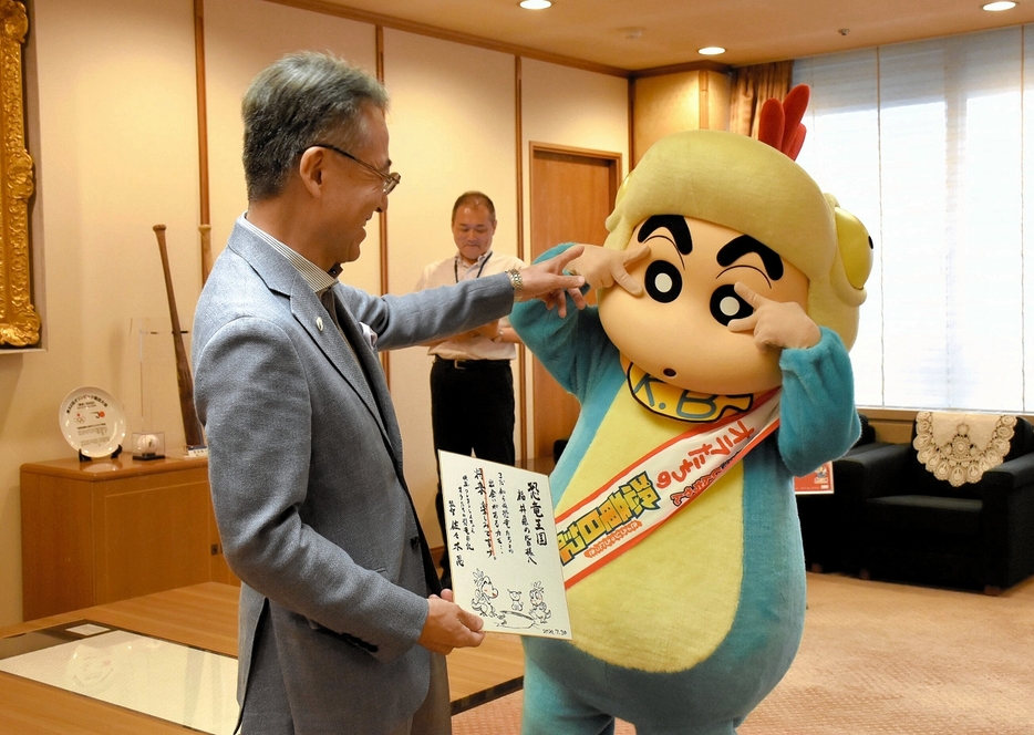 杉本達治知事（左）と面会するしんちゃん＝7月30日、福井県庁