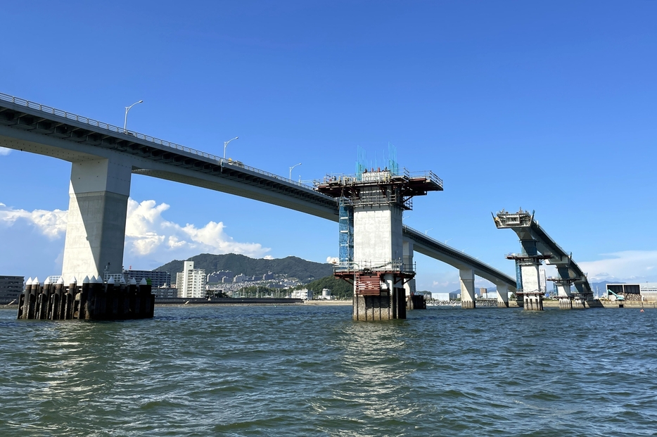 橋桁を架ける工事が進む広島はつかいち大橋（7月22日）