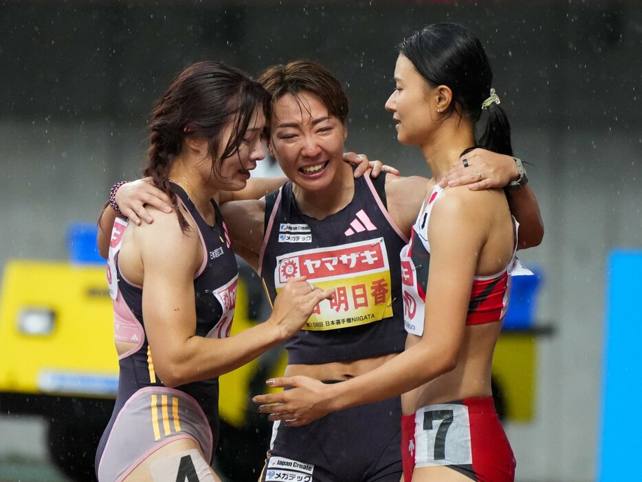 「史上最高レベル」の日本選手権だった女子100ｍハードル。左から優勝した福部真子、3位の寺田明日香、2位の田中佑美 photograph by Satoshi Wada