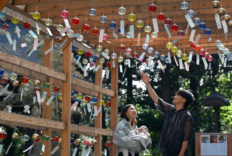 熊野大社の境内で揺れる風鈴。一つ一つに願いを託した短冊がつけられている＝山形県南陽市で2024年6月26日、竹内幹撮影
