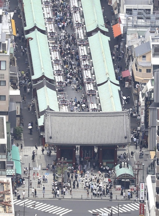 多くの人でにぎわう浅草寺の雷門＝6月、東京都台東区