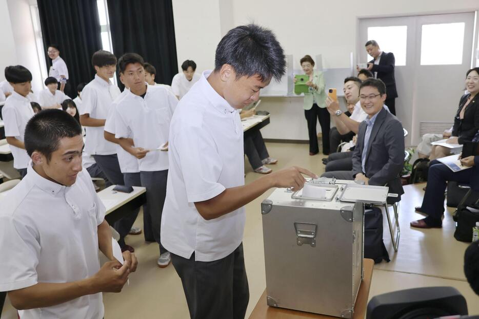 模擬投票する盛岡大付属高の生徒＝2日午後、盛岡市