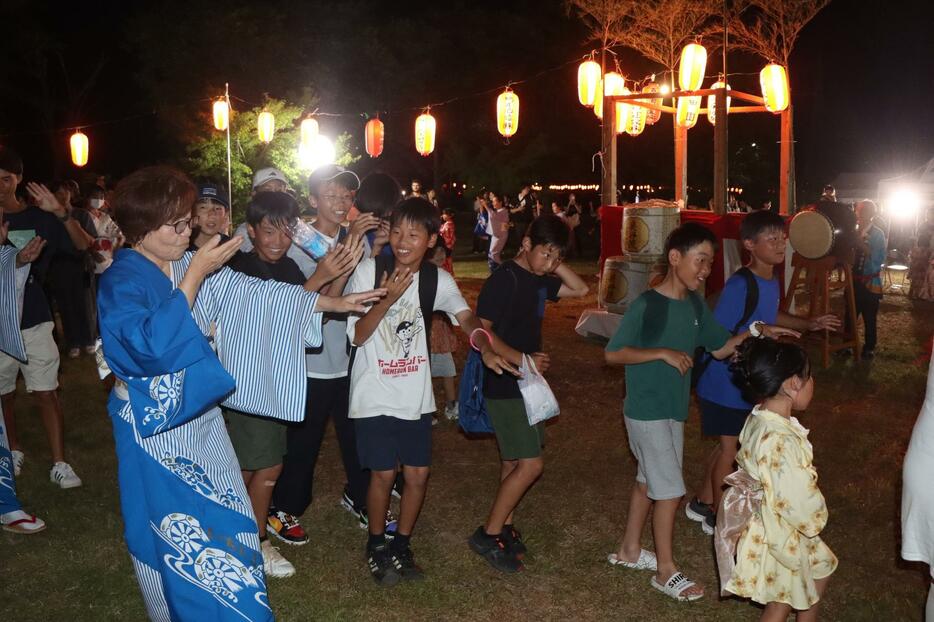 地元に伝わる民謡の踊りを楽しむ来場者たち＝2024年7月28日午後8時48分、兵庫県丹波市市島町上田で