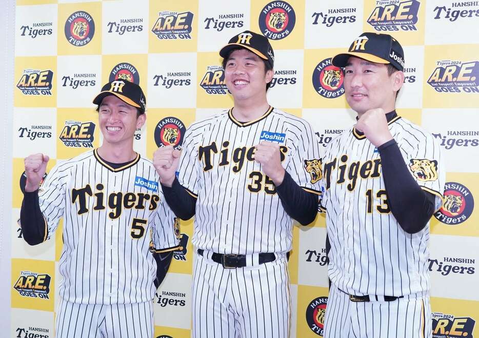 ファン投票で選出された阪神の３選手。（左から）近本光司、才木浩人、岩崎優（榎本雅弘撮影）
