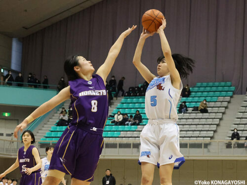 阿部（右）は最上級生になりエースとしての自覚が高まっている [写真]＝