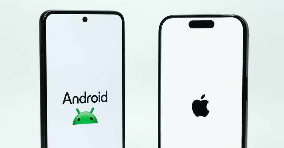 AndroidスマホとiPhone（Yasu31 / Shutterstock.com）