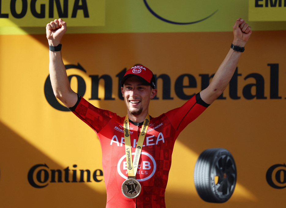 世界最高峰の自転車ロードレース、ツール・ド・フランスは３０日、イタリアのチェゼナティコからボローニャまでの第２ステージを行い、初出場のケバン・ボクランが４時間４３分４２秒で制した（２０２４年　ロイター）