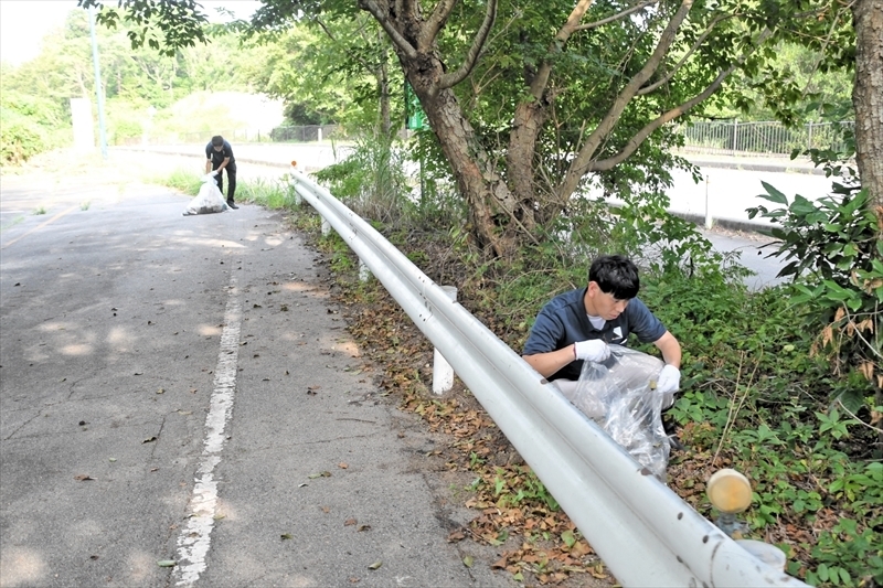 周辺の町道を清掃する町職員＝広野町