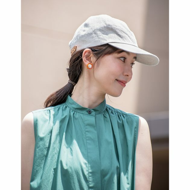 色はほかにブラック、グレー、モカ、ティールグリーン（青緑）が。Ottelia Cap 8,800円（Nine Tailor）｜ワンピース4万7300円（ジョン スメドレー／リーミルズ エージェンシー TEL.03・5784・1238）　イヤリング1万...