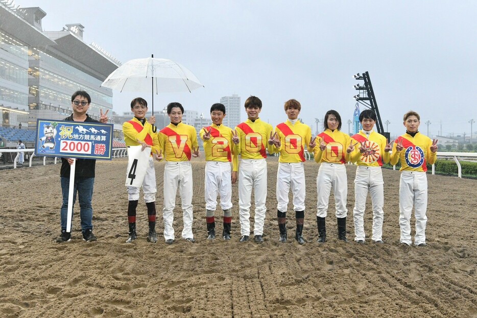 （左から2人目）地方競馬通算2000勝を達成した笹川翼騎手 (C)埼玉県浦和競馬組合