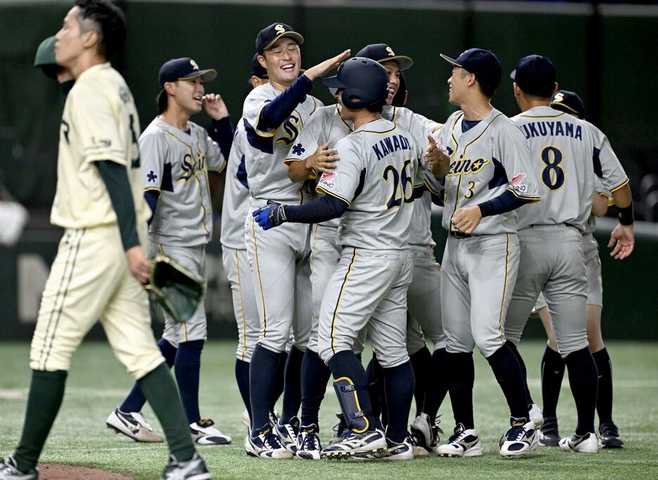 JR東日本にサヨナラ勝ちし、喜ぶ西濃運輸の選手たち＝東京ドーム