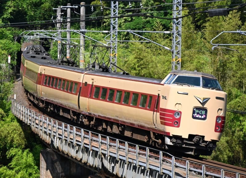 伯備線の鉄橋を渡る３８１系「国鉄色」編成。この色の国鉄特急形電車は、美しさと貫禄を持ち合わせた「ザ・特急電車」だった