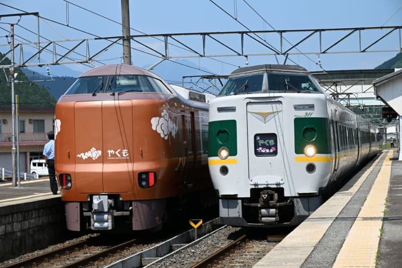 伯備線の根雨駅で交換する「新型やくも」２７３系（左）と３８１系。新旧交代の儀式に思えた