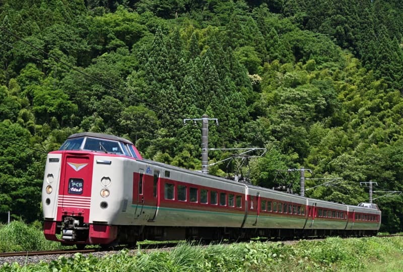 伯備線の直線区間を走る３８１系「ゆったりやくも色」編成。特急「やくも」の定期列車から撤退した後も、たまに走る見通しだ