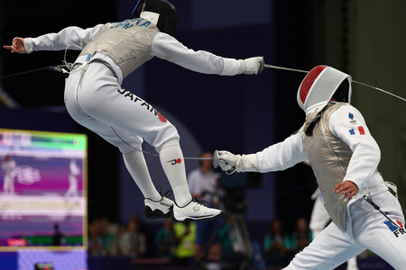 パリ五輪、フェンシング男子フルーレ個人準々決勝。試合に臨む飯村一輝（左、2024年7月29日撮影）。