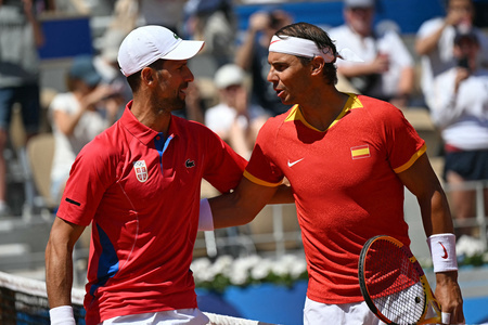 パリ五輪、テニス男子シングルス2回戦。試合前に言葉を交わすセルビアのノバク・ジョコビッチ（左）とスペインのラファエル・ナダル（2024年7月29日撮影）。