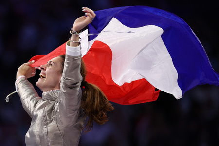 パリ五輪、フェンシング女子サーブル個人決勝。勝利を喜ぶフランスのマノン・アピティブリュネ（2024年7月29日撮影）。