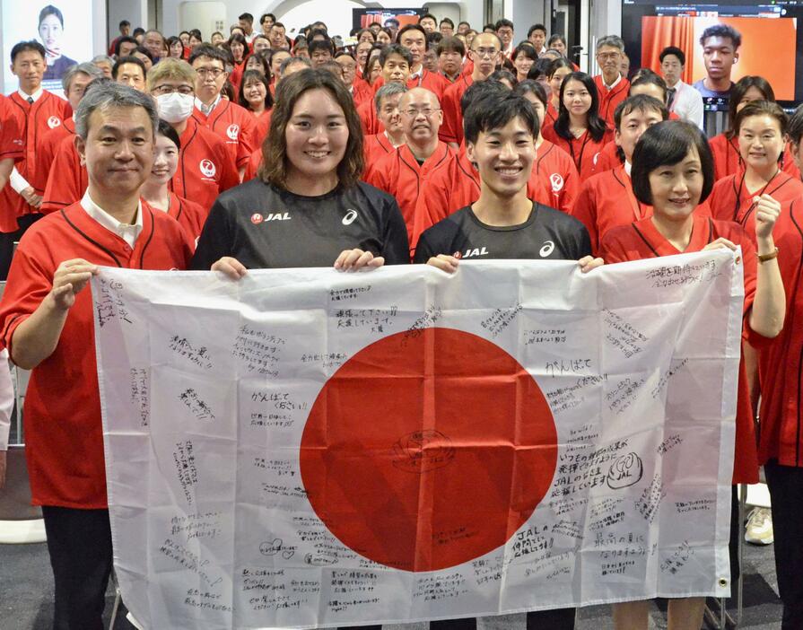 JALのパリ五輪壮行会に参加した陸上女子やり投げの北口榛花（手前中央左）とフェンシング男子の加納虹輝（同右）ら＝4日、東京都大田区