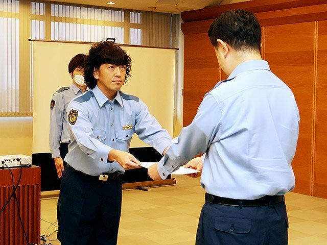 高木県警本部長（右）から委嘱状を受け取るパークマンサーさん＝県警本部