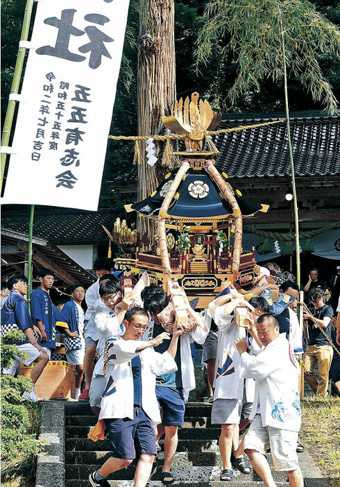 竹製の仮鳥居をくぐり、巡行に出発するあばれ神輿＝５日午前８時２５分、能登町宇出津の八坂神社