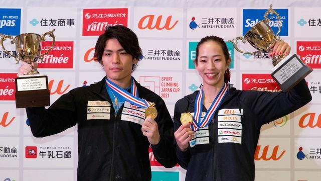 スポーツクライミング日本代表の楢崎智亜選手と東京五輪銅メダリストの妻・野口啓代さん(写真：JMSCA/アフロ)