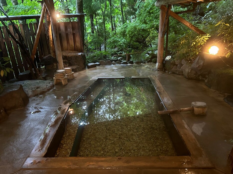 「母里の湯」。里山の四季を感じながら湯浴みができる