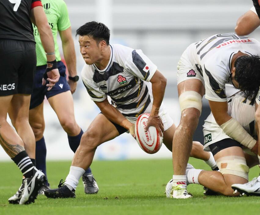 マオリ・オールブラックス戦でパスを出す斎藤直人＝6日、豊田スタジアム