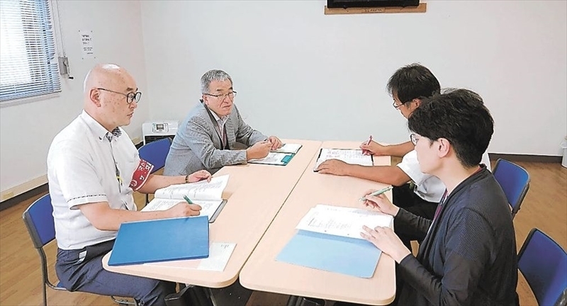 全国公募に向け打ち合わせを重ねる菊池教育長（左から２人目）ら