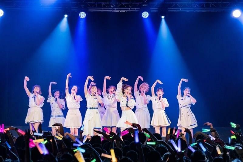 6日、台北市内でパフォーマンスを披露するアイドルグループ「私立恵比寿中学」のメンバーたち＝STARDUST PROMOTION, INC.提供