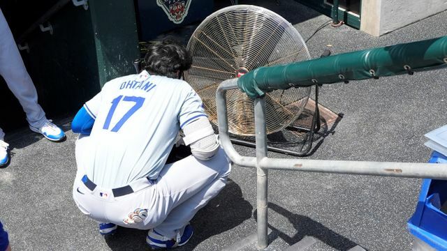 扇風機の前を陣取るドジャースの大谷翔平選手(写真：AP/アフロ)