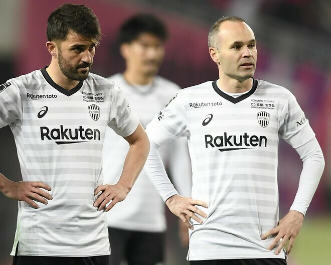 神戸でともにプレーしたビジャ（左）とイニエスタ（右）。写真：金子拓弥（サッカーダイジェスト写真部）