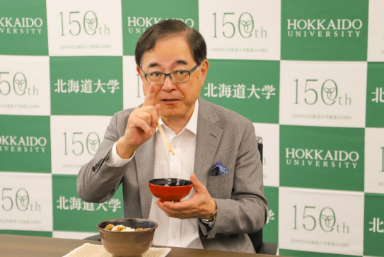 「北大短角牛の竜田丼」を試食する宝金清博総長