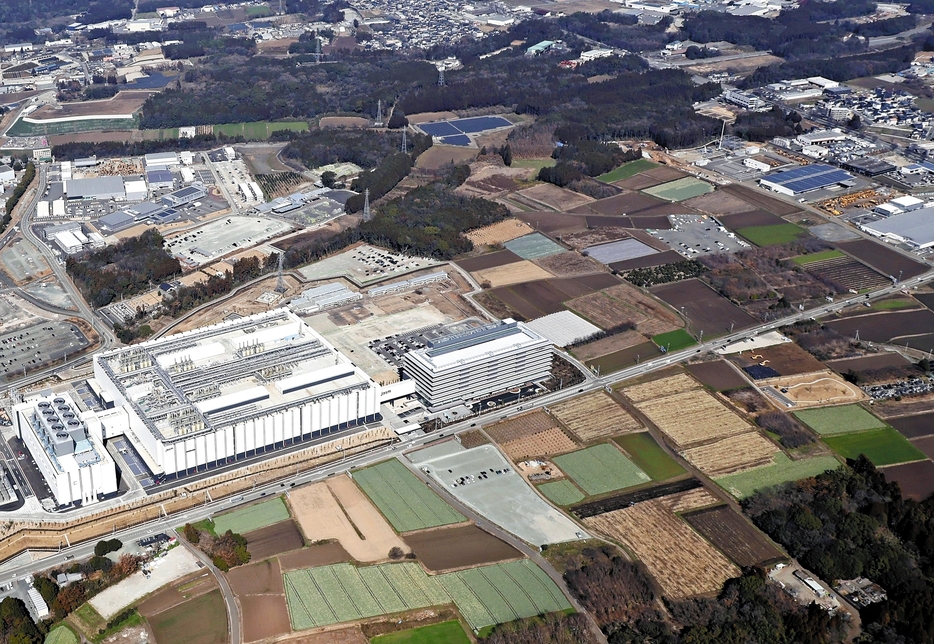 TSMCの第1工場（左）に隣接する第2工場の建設予定地（右）（2月、熊本県菊陽町で、本社機から）