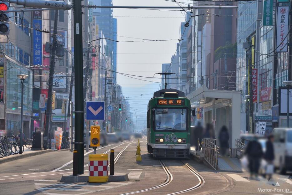 路面電車の停留所周辺の通行は条件とルールが多岐にわたるため非常にややこしい。しかも実際には守られていない現実がある。